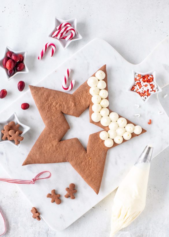 Gingerbread Cream Tart zu Weihnachten backen. Lebkuchen Stern mit weiß Schokoladen Creme. Emmas Lieblingsstücke