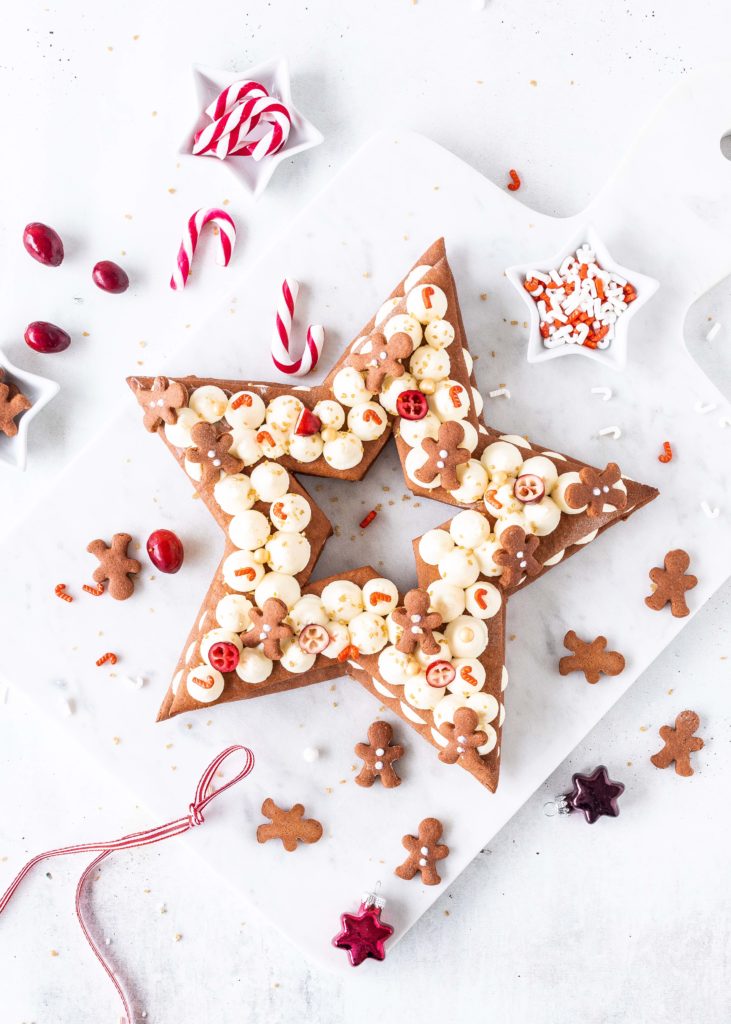 Gingerbread Cream Tart zu Weihnachten backen. Lebkuchen Stern mit weiß Schokoladen Creme. Emmas Lieblingsstücke