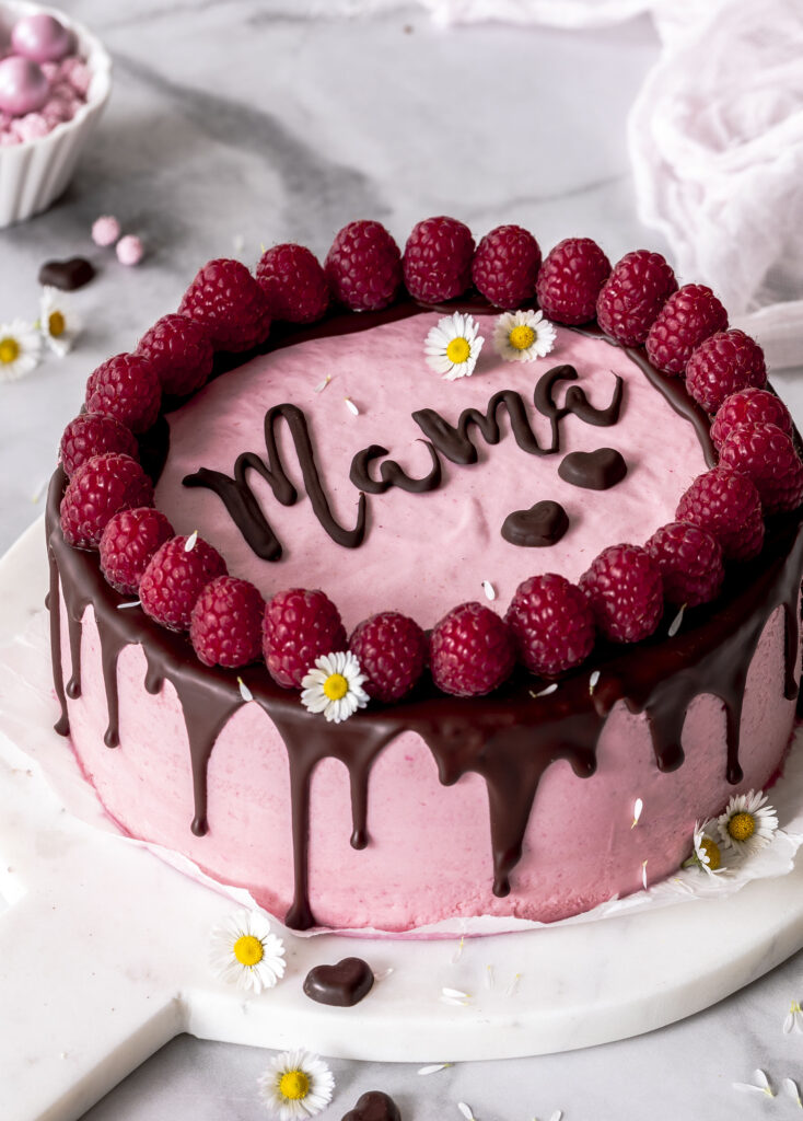 Himbeermousse Torte zum Muttertag mit hübschem Schoko-Schriftzug. Emmas Lieblingsstücke