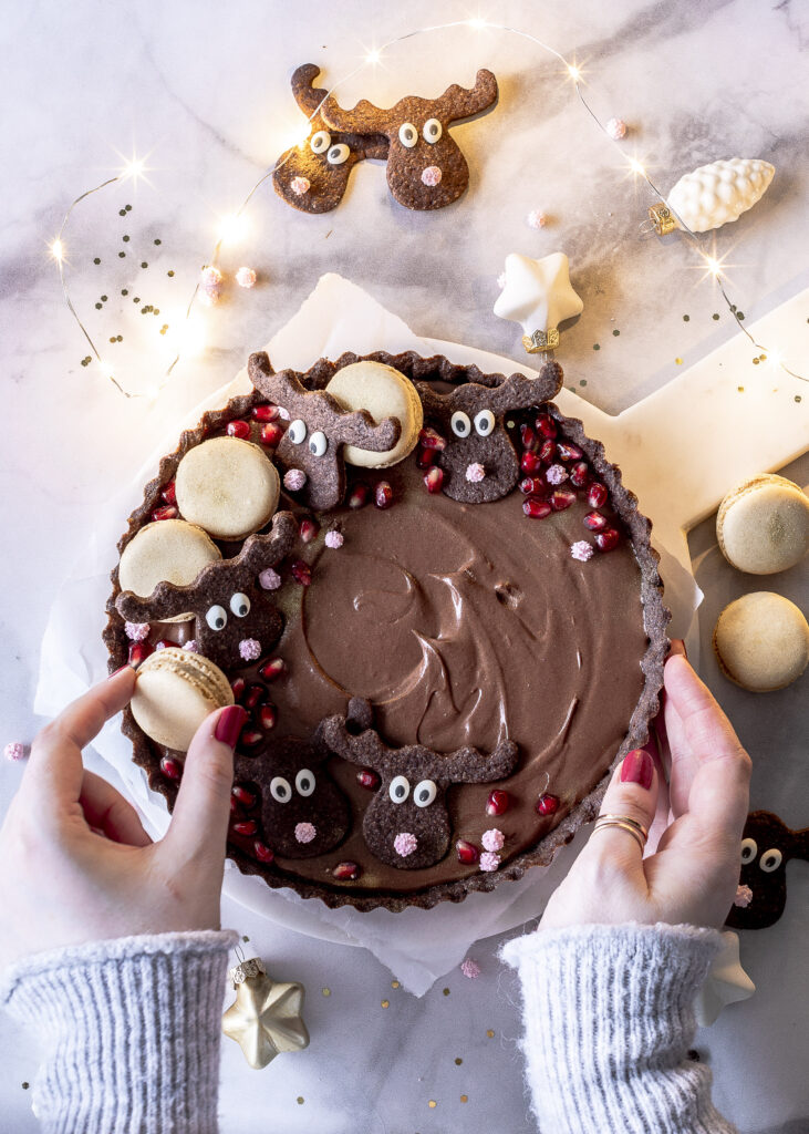 Lebkuchen Schokoladen Tarte Rezept mit Elchen und Preiselbeeren Gingerbread Tarte zu Weihnachten backen Schokomousse #tarte #Schokolade #elche #mousse #christmas #weihnachten Emmas Lieblingsstücke