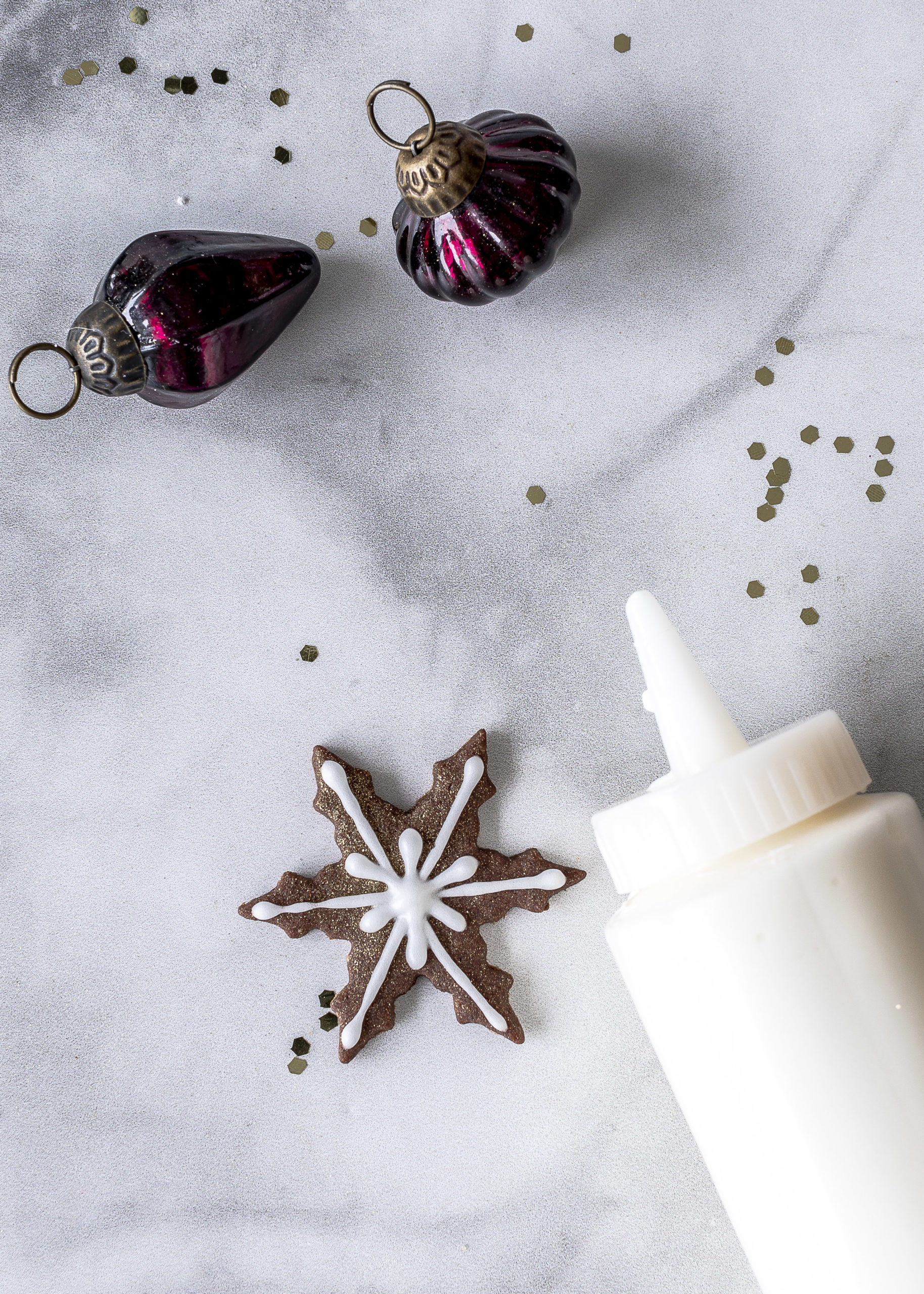 Einfaches Rezept für Schoko Plätzchen mit Royal Icing und Goldpuder Schneeflocken Schneekristalle backen Weihnachten #plätzchen #weihnachten #schokolade #royalicing Emma´s Lieblingsstücke