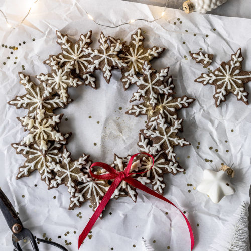 Einfaches Rezept für Schoko Plätzchen mit Royal Icing und Goldpuder Schneeflocken Schneekristalle backen Weihnachten #plätzchen #weihnachten #schokolade #royalicing Emma´s Lieblingsstücke