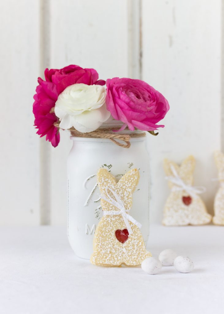Hasenkekse mit Erdbeermarmelade im Linzer Plätzchen Stil mit Herz und kleinem Schleifchen. Perfekt zu Ostern, zum Naschen und zum Verschenken #easter #ostern #kekse #backen Emmas Lieblingsstücke