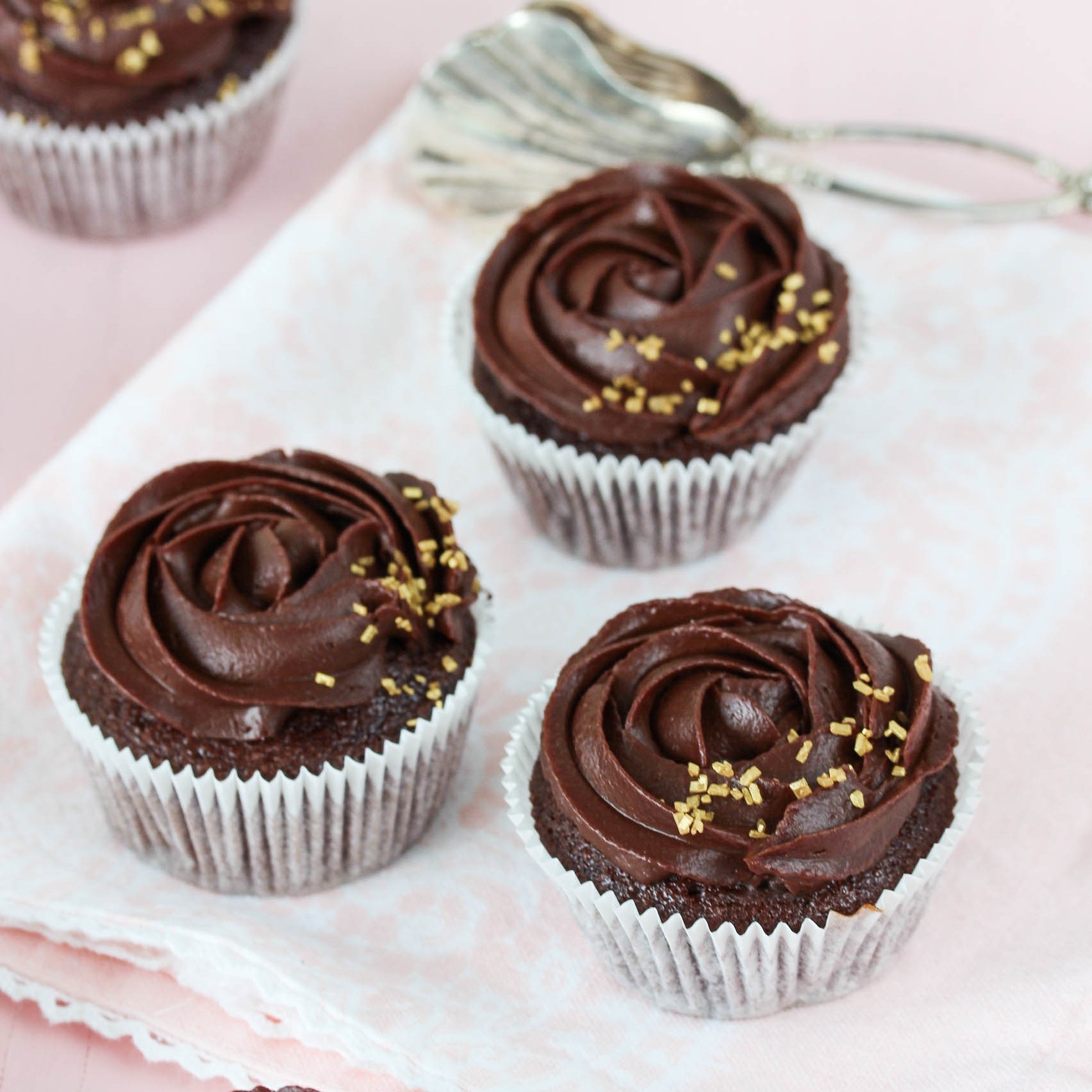 4x Miniatur Schokolade und Kirsche Cupcakes mit rot und blau Papierbecher 