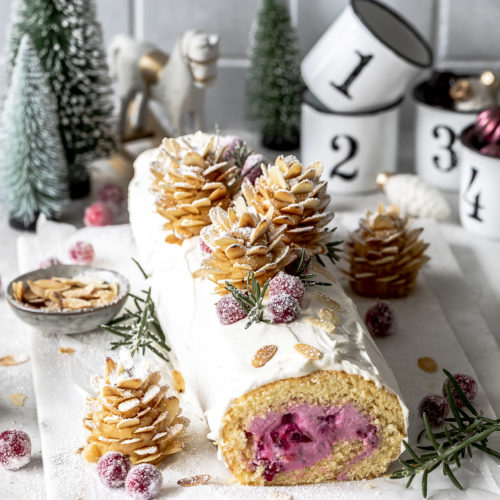 Rezept: Mandel Cranberry Biskuitrolle mit Mandel Tannenzapfen zu Weihnachten backen #lecker #backen #foodblog #christmas #xmas #baking Emma´s Lieblingsstücke