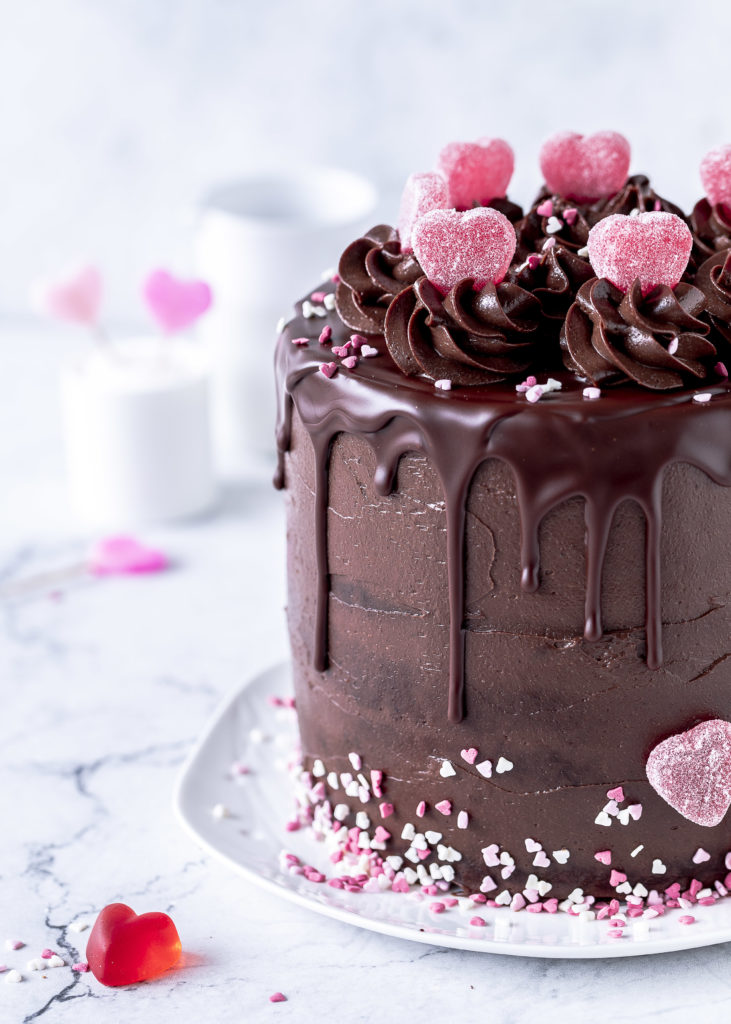 Piñata Torte zum Valentinstag backen Surprise Inside Cake Rezept Schokoladentorte Schokolade Drip Cake lecker Valentine´s Day #valentinstag #dripcake #schokolade #backen #torte #cake Emma´s Lieblingsstücke