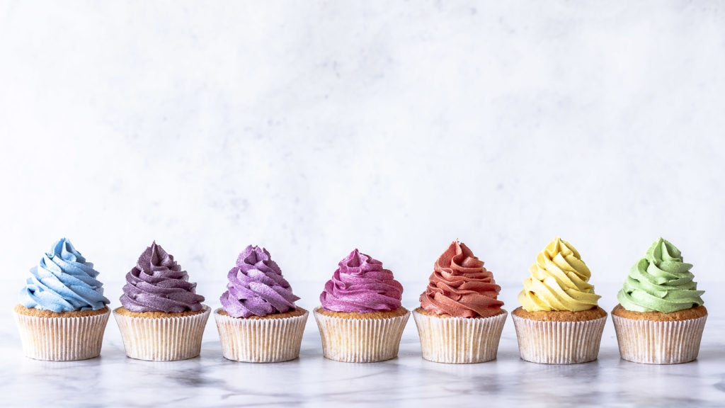 Bunte Cupcakes mit natürlichen Lebensmittelfarben von eat a rainbow