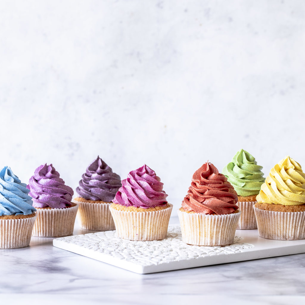 Bunte Cupcakes mit natürlichen Lebensmittelfarben von eat a rainbow