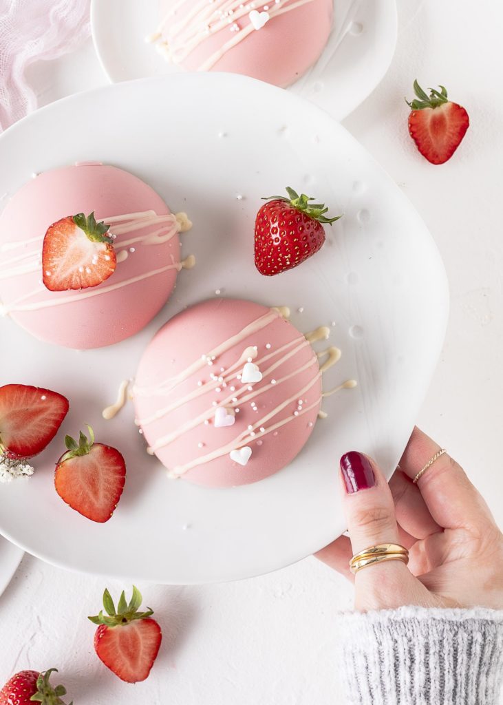 Erdbeer Joghurt Kuppeltörtchen Rezept zum Muttertag ohne Backen Halbkugel #erdbeeren #mini #muttertag #nobake #rosa #torte | Emma´s Lieblingsstücke