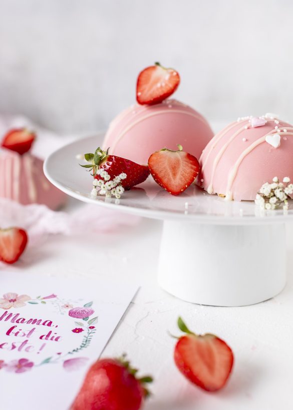 Erdbeer Joghurt Kuppeltörtchen Rezept zum Muttertag ohne Backen Halbkugel #erdbeeren #mini #muttertag #nobake #rosa #torte | Emma´s Lieblingsstücke