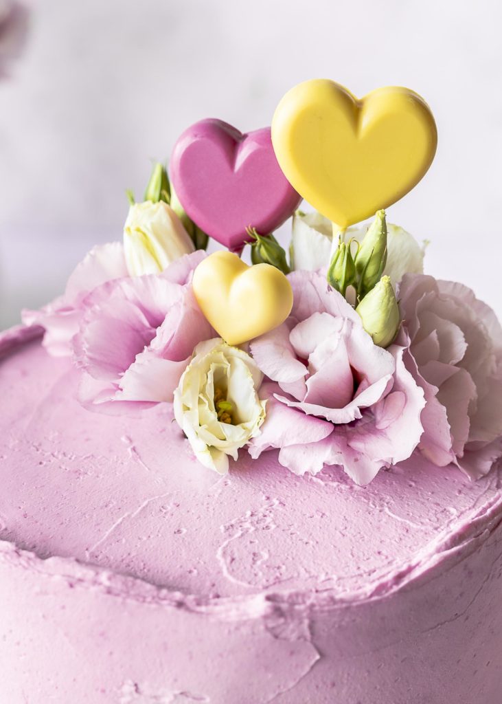 Erdbeer Creme Törtchen zum Muttertag mit natürlich gefärbten Herzen aus weißer Schokolade backen Emmas Lieblingsstück