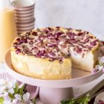 Cremiger Käsekuchen mit Eierlikör und Rhabarber ohne Boden backen. Ein einfaches Rezept. #cheesecake #käsekuchen #rhubarb #rhabarber #eggnog #eierlikör Emmas Lieblingsstücke