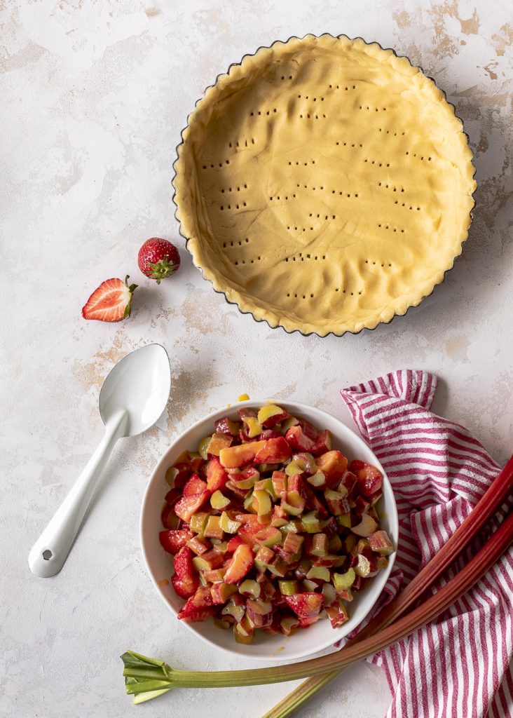 Rezept für eine Rhabarber Erdbeer Tarte mit Baiserhaube. Rhabarber Erdbeer Meringue Pie backen. #Rhabarber #baiser #meringue #tarte Emmas Lieblingsstücke