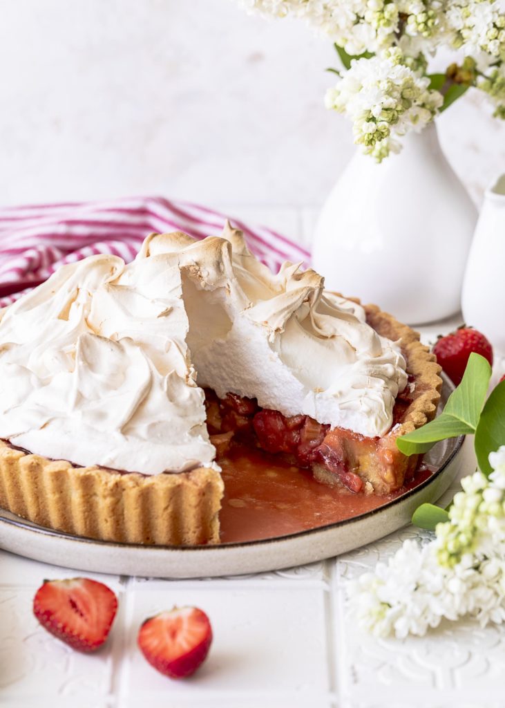 Rezept für eine Rhabarber Erdbeer Tarte mit Baiserhaube. Rhabarber Erdbeer Meringue Pie backen. #Rhabarber #baiser #meringue #tarte Emmas Lieblingsstücke