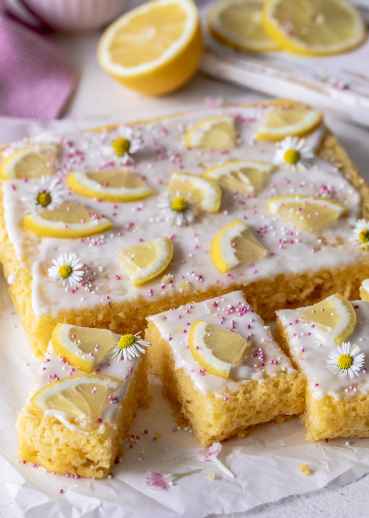 Einfacher Zitronenkuchen mit Joghurt backen. Ein schnelles und leckeres Rezept mit Zitrone. #cake #kuchen #lemoncake Emmas Lieblingsstücke