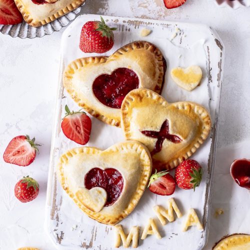 Einfache Erdbeer Cheesecake Hand Pies zum Muttertag backen #erdbeeren #handpies #muttertag #mothersday Emmas Lieblingsstücke