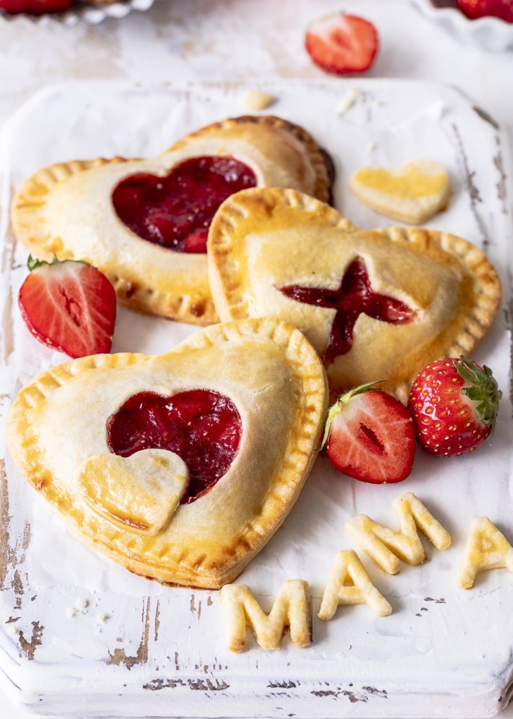 Einfache Erdbeer Cheesecake Hand Pies zum Muttertag backen #erdbeeren #handpies #muttertag #mothersday Emmas Lieblingsstücke