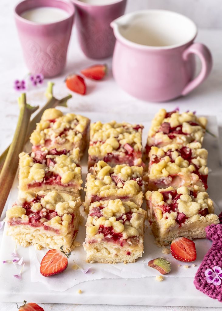 Erdbeer Rhabarber Streuselkuchen Rezept mit Hefe Emmas Lieblingsstücke