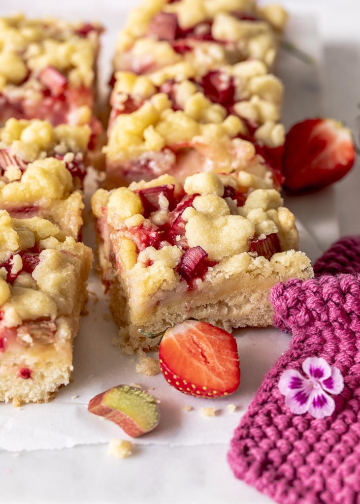 Erdbeer Rhabarber Streuselkuchen Rezept mit Hefe Emmas Lieblingsstücke