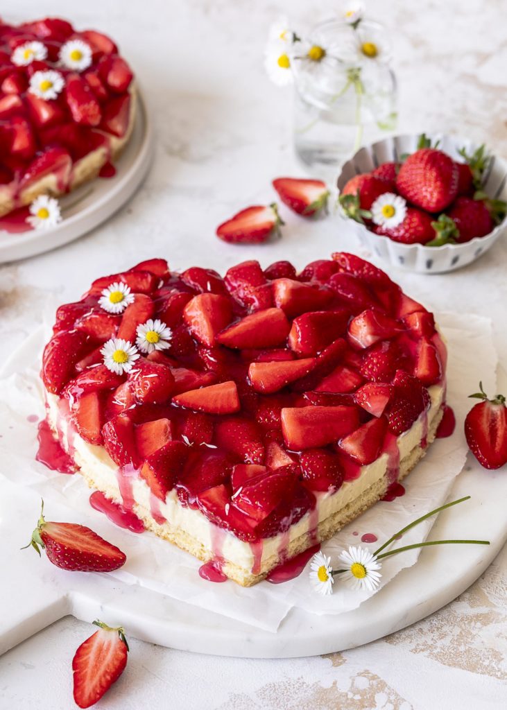Erdbeer Vanille Herztorte mit weißer Schokolade zum Muttertag backen Emma´s Lieblingsstücke