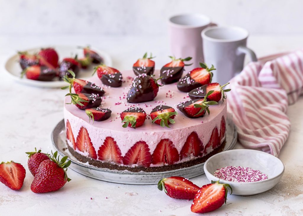 Erdmousse Torte ohne backen Köstliches Kühlschrank Torten Rezept mit Erdbeeren #erdbeeren #nobake Emmas Lieblingsstücke