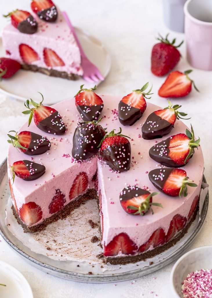 Erdmousse Torte ohne backen Köstliches Kühlschrank Torten Rezept mit Erdbeeren #erdbeeren #nobake Emmas Lieblingsstücke