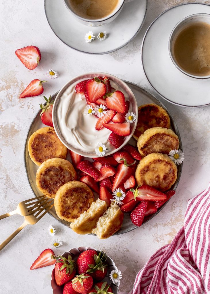 Syrniki russische Quarkpfannkuchen Pfannkuchen Quarkteilchen Quarkkeulchen #syrniki #breakfast #snack Emmas Lieblingsstücke