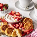 Syrniki russische Quarkpfannkuchen Pfannkuchen Quarkteilchen Quarkkeulchen #syrniki #breakfast #snack Emmas Lieblingsstücke