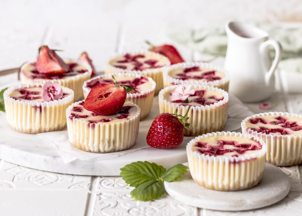 Mini Erdbeer Cheesecakes mit Erdbeer Rhabarber Sirup und Keksboden selber backen. Emma´s Liebligsstücke