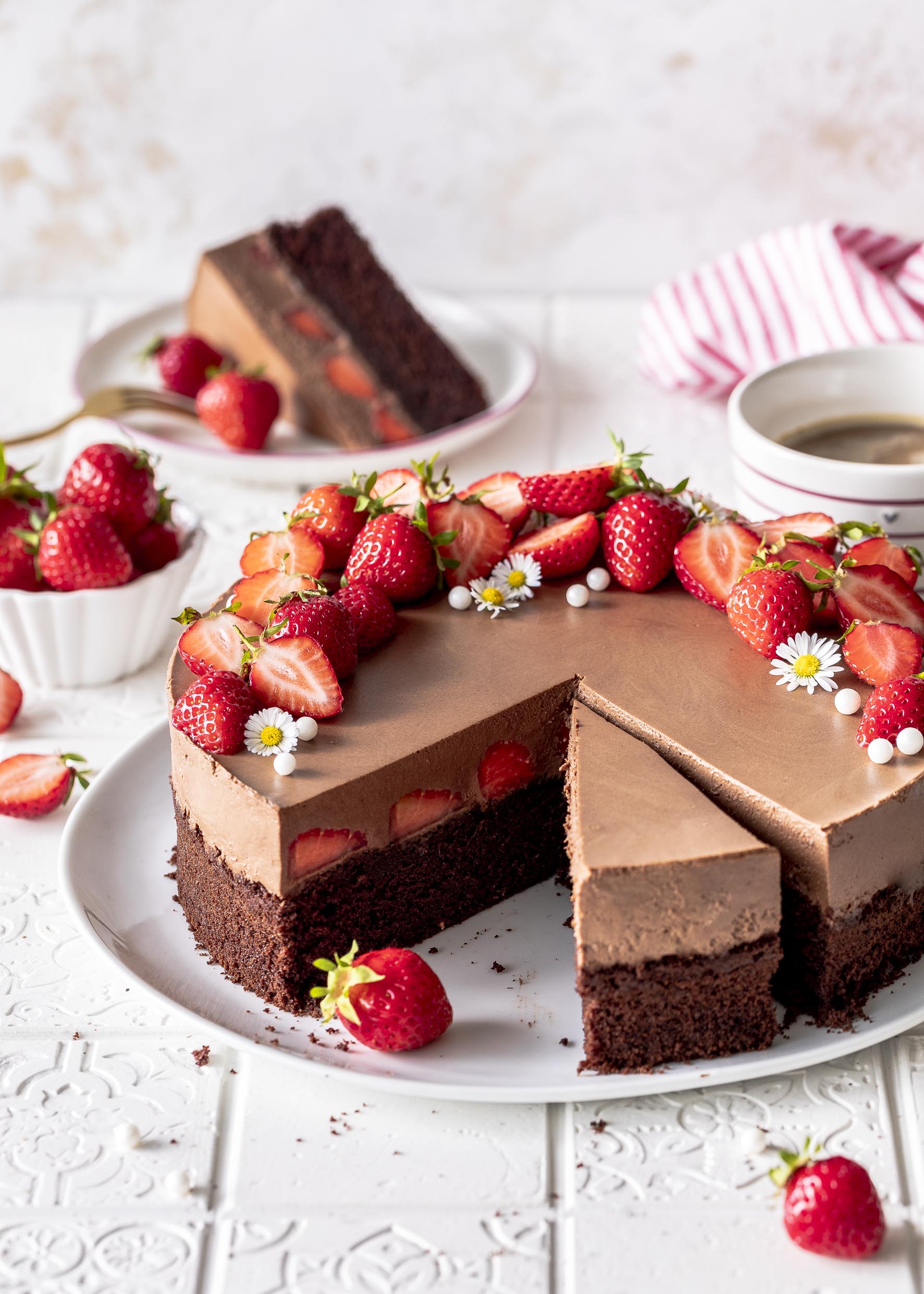 Erdbeer-Brownie-Torte mit Kaffee-Schokomousse - Emma&amp;#39;s Lieblingsstücke