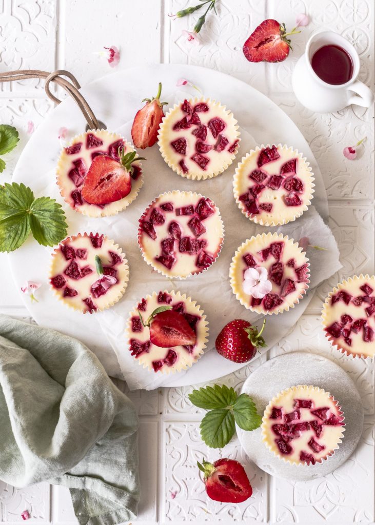 Mini Erdbeer Cheesecakes mit Erdbeer Rhabarber Sirup und Keksboden selber backen. Emma´s Liebligsstücke