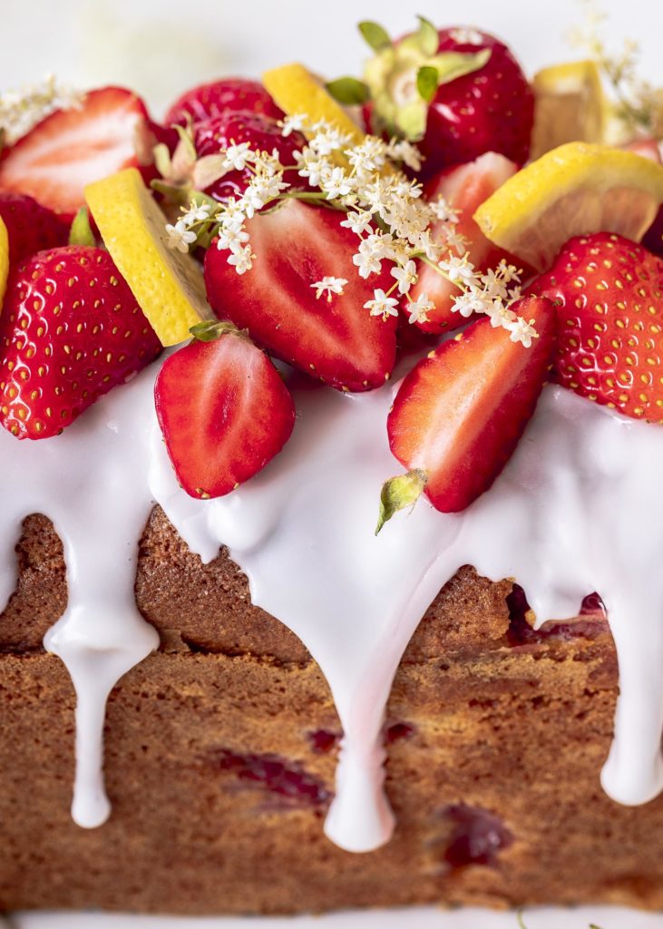 Saftiger Erdbeerkuchen mit Holunderblütensirup. Ein einfaches Kastenkuchen Rezept mit Erdbeeren, Zitrone und Holunder. Schneller Rührkuchen von Emmas Lieblingsstücke
