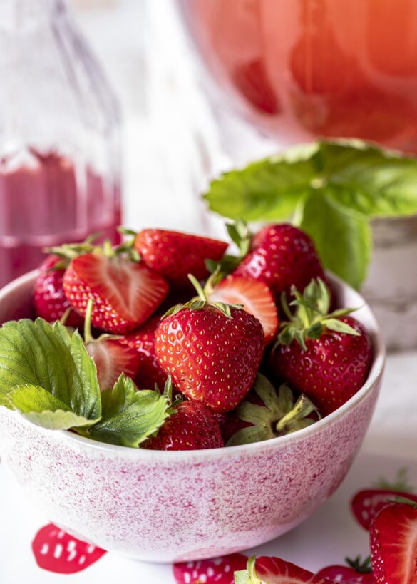Erdbeersirup ganz einfach selber machen und in einer Erdbeerbowle servieren. Emmas Lieblingsstücke