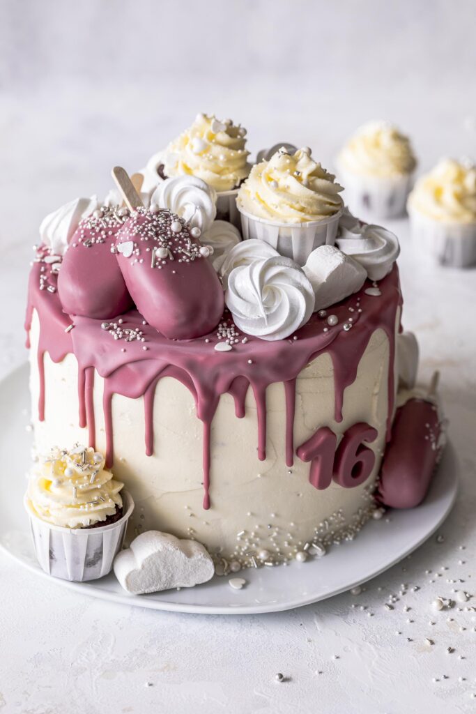 Ruby Drip Cake zum Geburtstag backen. Perfekt für jede Babyparty, Bridal Shower und Hochzeit. Emmas Lieblingsstücke