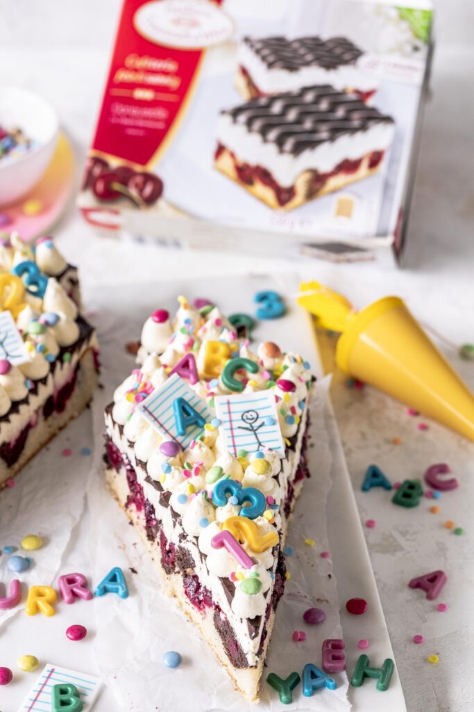 Schultüte zur Einschulung dekorieren. Im Lettercake Style. Ganz einfach selber machen. #einschulung #lettercake #torte #schultüte Emmas Lieblingsstücke