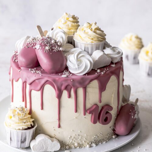 Ruby Drip Cake mit Erdbeeren und Schokolade backen. Perfekte Geburtstagstorte. Emmas Lieblingsstücke