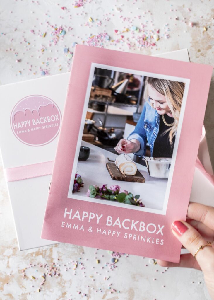 Happy Backbox - Die Abo Backbox mit tollen Rezepten á la Emmas Lieblingsstücke, spannendem Backzubehör und den coolsten Streuseln von Happy Sprinkles