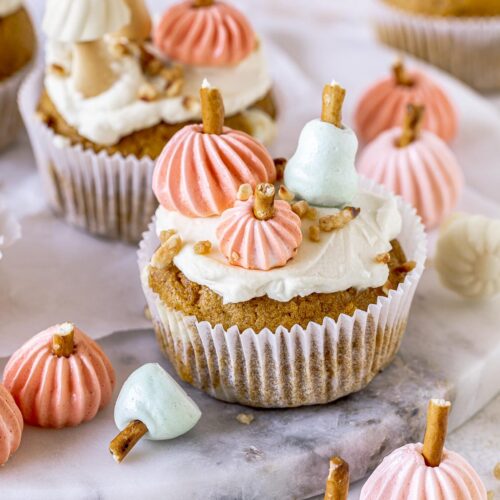 Herbstliche Cupcakes aka Pumpkin Blondies mit Baiser Kürbissen selber backen. Ein einfaches und oberköstliches Rezept. Emmas Lieblingsstücke