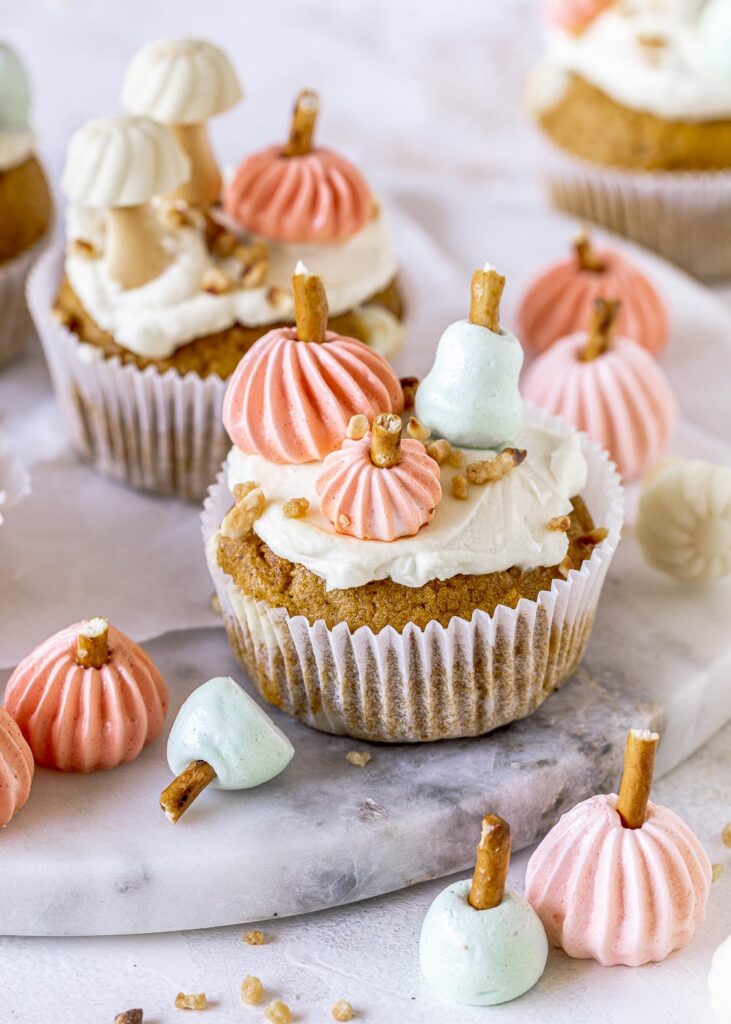 Herbstliche Cupcakes aka Pumpkin Blondies mit Baiser Kürbissen selber backen. Ein einfaches und oberköstliches  Rezept.  Emmas Lieblingsstücke