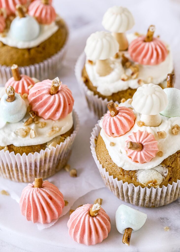 Herbstliche Cupcakes aka Pumpkin Blondies mit Baiser Kürbissen selber backen. Ein einfaches und oberköstliches  Rezept.  Emmas Lieblingsstücke