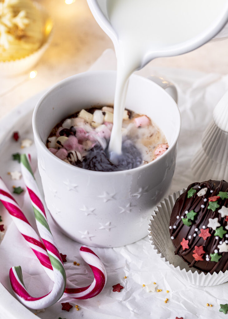 Hot Chocolate Bombs ganz einfach selber machen. Hot Chocolate Bombs sind mit Kakao und Marshmallows gefüllte Schokoladenkugeln. Perfekt zum Verschenken. Emmas Lieblingsstücke