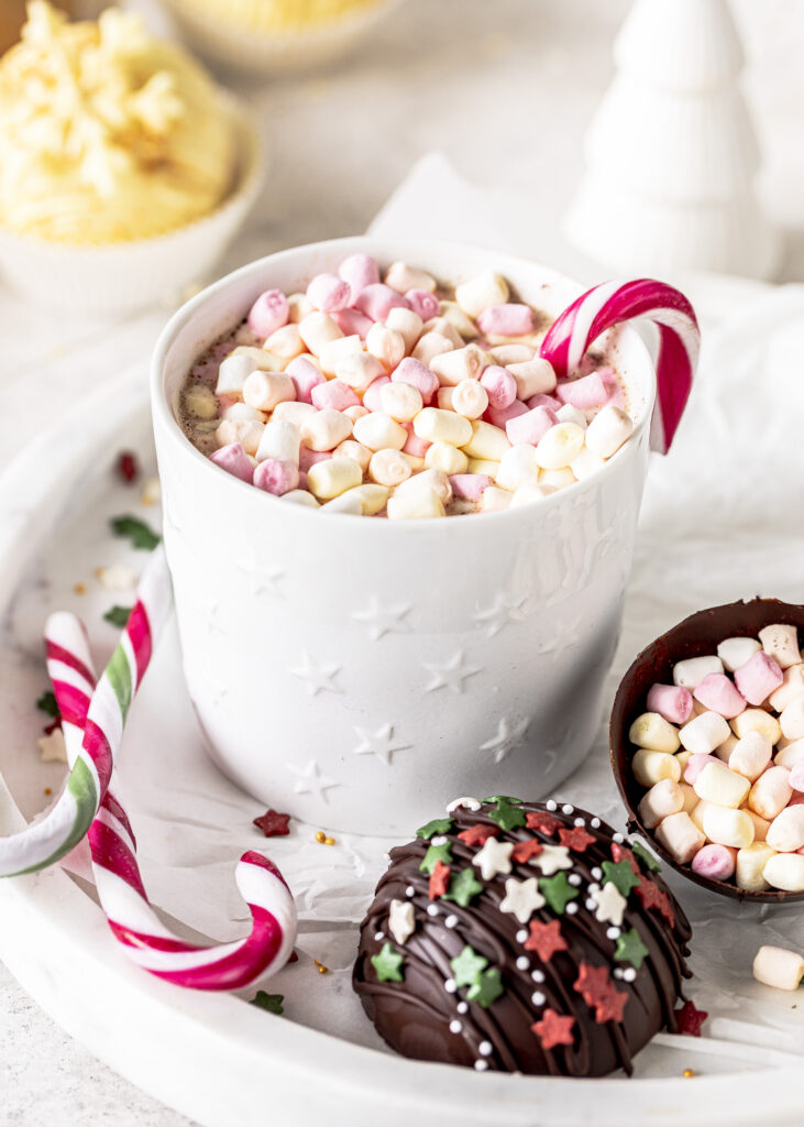 Hot Chocolate Bombs ganz einfach selber machen. Hot Chocolate Bombs sind mit Kakao und Marshmallows gefüllte Schokoladenkugeln. Perfekt zum Verschenken. Emmas Lieblingsstücke