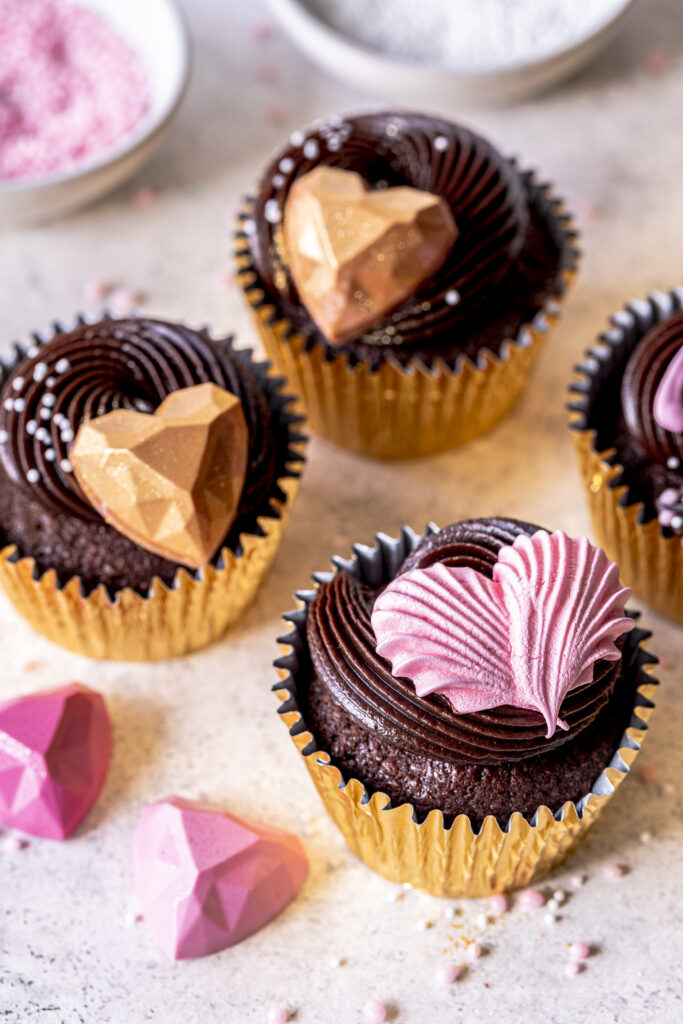 Nutella Cupcakes zum Valentinstag backen. Saftiger Schokoladenmuffin mit cremigstem Nutella Frosting. #cupcakes #frosting #chocolate #schokolade #nutella #valentinstag #valentisday Emmas Lieblingsstücke