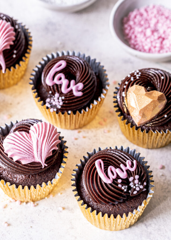Nutella Cupcakes zum Valentinstag backen. Saftiger Schokoladenmuffin mit cremigstem Nutella Frosting. #cupcakes #frosting #chocolate #schokolade #nutella #valentinstag #valentisday Emmas Lieblingsstücke