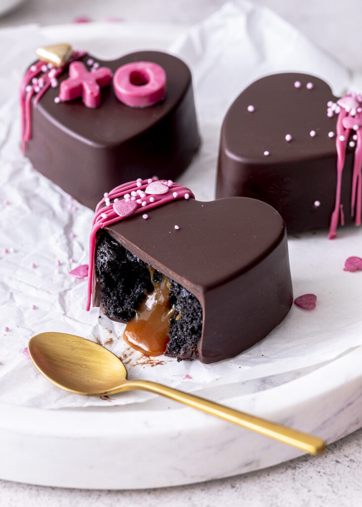 Saftige Brownie Karamell Herzen mit flüssigem Karamellkern und perfekter Schokoladenglasur. Ein einfaches und gelingsicheres Rezept für den Valentinstag. #valentinstag #brownie #karamell #herz Emmas Lieblingsstücke