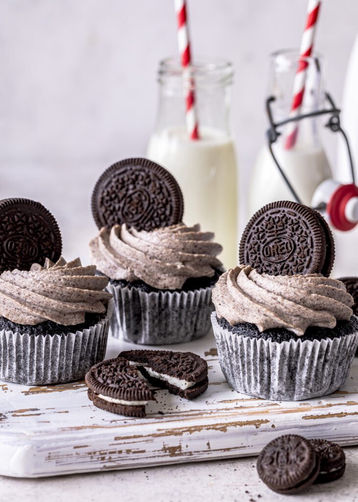 Einfache Oreo-Cupcakes mit Frischkäse-Topping backen. Wer Oreokekse liebt, wird diese Cupcakes lieben. #oreo #cupcakes #foodblog Emmas Lieblingsstücke