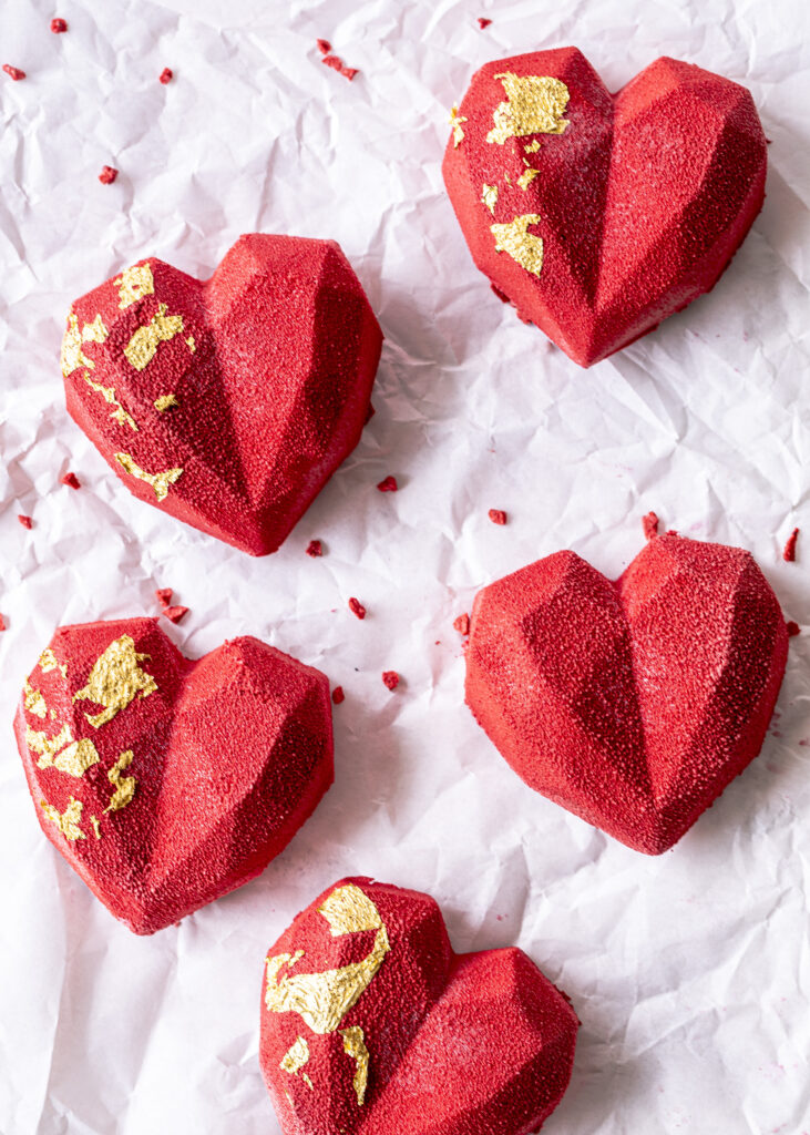 Oreo Himbeermousse Herz Cakesicles im angesagten Geo Style selber machen. Ein perfektes Dessert für den Valentinstag oder Muttertag. Emmas Lieblingsstücke