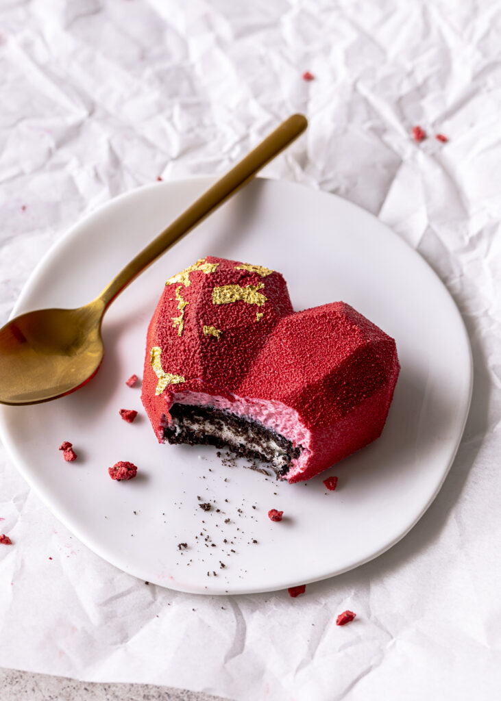 Oreo Himbeermousse Herz Cakesicles im angesagten Geo Style selber machen. Ein perfektes Dessert für den Valentinstag oder Muttertag. Emmas Lieblingsstücke