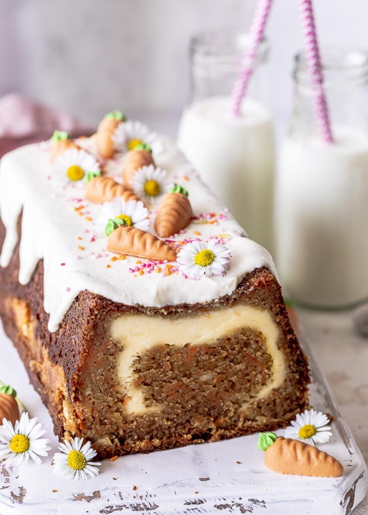 Carrot Cake mit Cheesecakefüllung zu Ostern backen! Emmas Lieblingsstücke