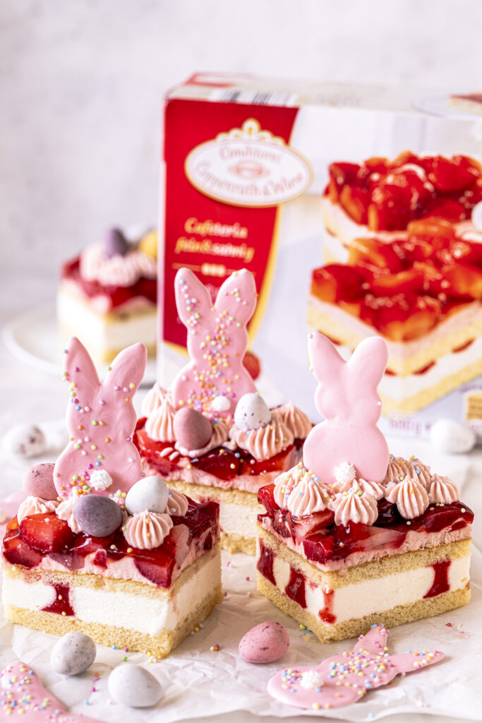 Osterhasen-Erdbeer-Blechkuchen mit selbstgemachter Schokoladen Hasen Deko verzieren. Emmas Lieblingsstücke